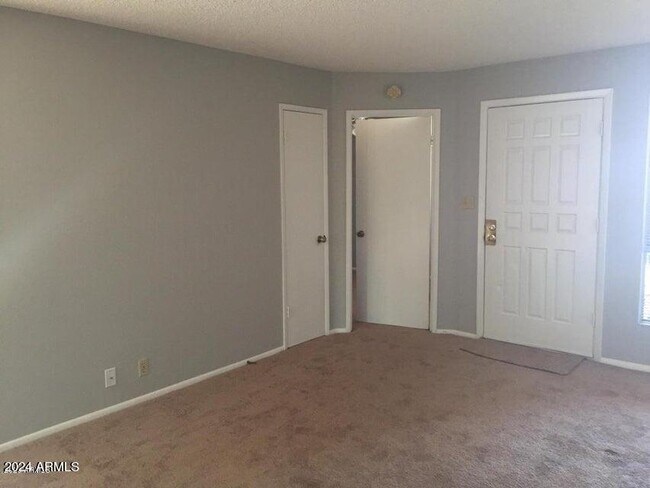 Building Photo - 420 W Yukon Dr
