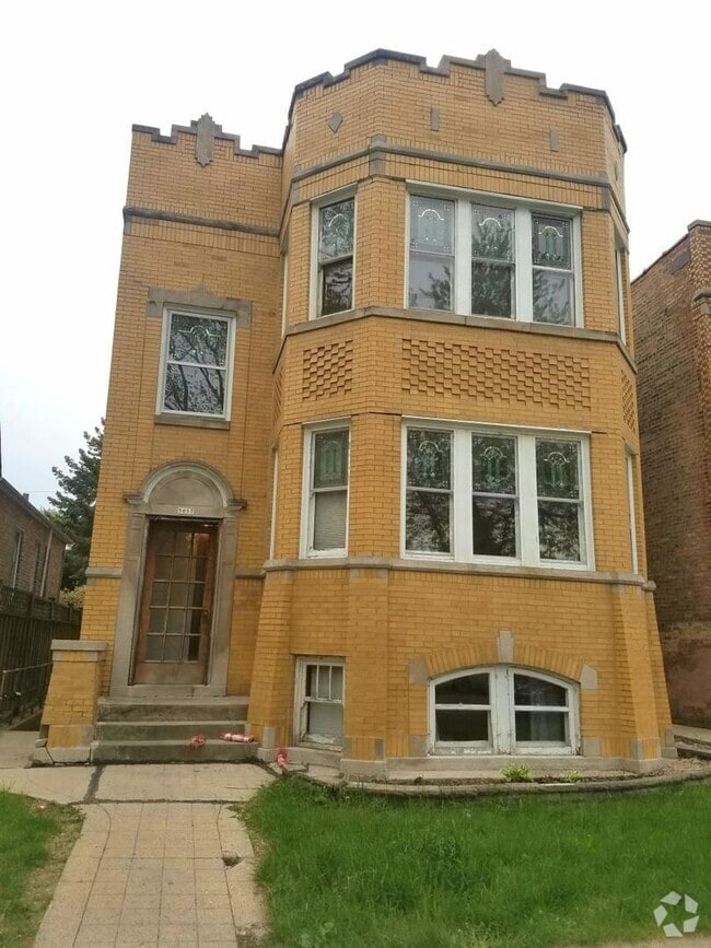 Building Photo - 5057 W Newport Ave