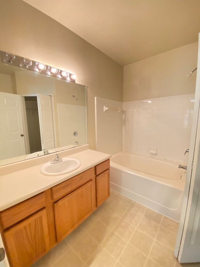 Building Photo - 3Bed/2Bath Available September 2025!