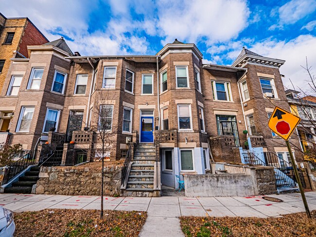 Foto del edificio - 3542 10th St NW