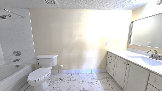 Foto del edificio - 1157 Golden Lakes Blvd