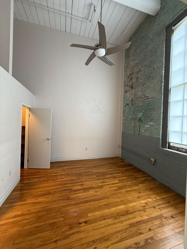 Building Photo - 920 Poeyfarre St
