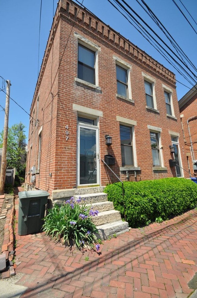 Building Photo - 495 S Lazelle St