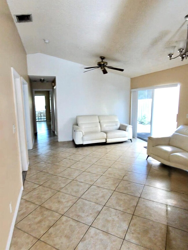 Foto del edificio - 6301 Seminole Terrace