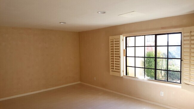Building Photo - 1009 La Rueda Dr