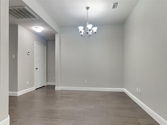Building Photo - 5019 Willow Point Dr