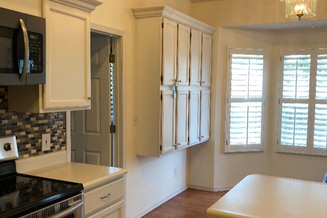 Foto del edificio - 745 Forest Green Dr