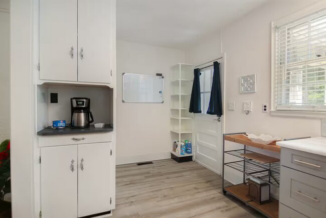 Foto del edificio - 426 Riverland Dr