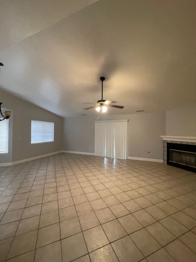 Building Photo - Spacious Home in Porterville