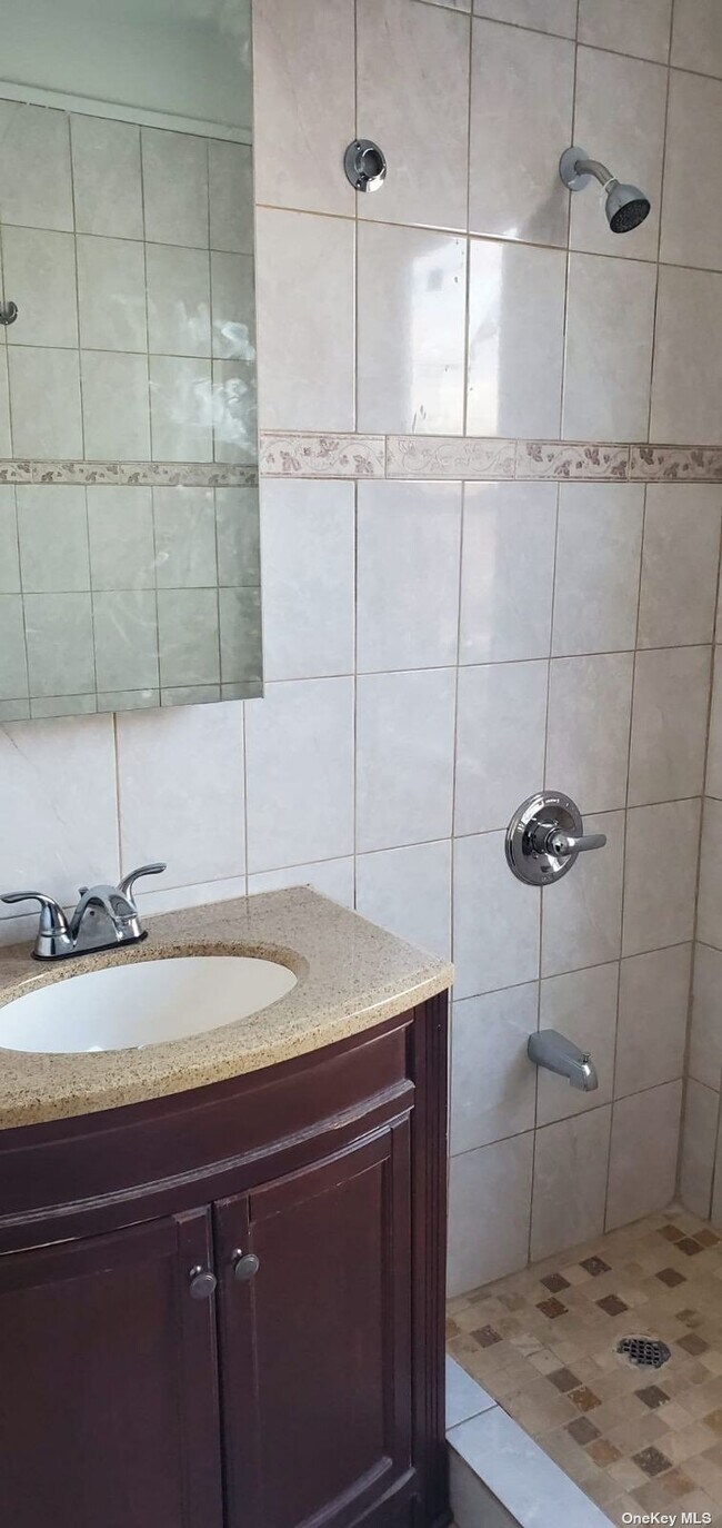 Foto del edificio - 82-60 259th St