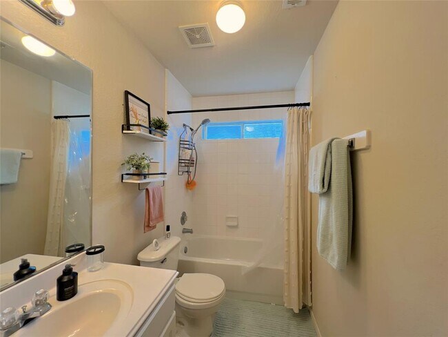 Building Photo - 24027 Floragate Dr