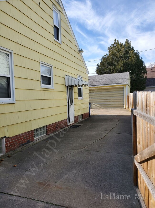 Building Photo - Cute Yellow 3 Bedroom Home for Rent