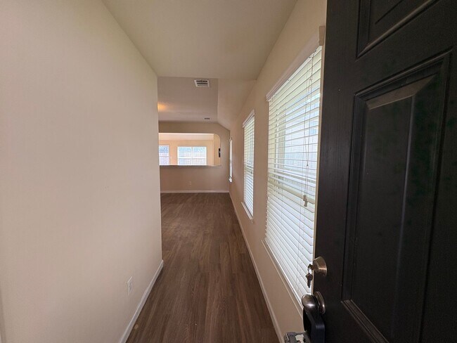 Foto del edificio - Don't miss out this spacious 4B2B Home in ...