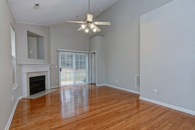 Building Photo - End-Unit 3br/2.5bth Townhome in Villages o...