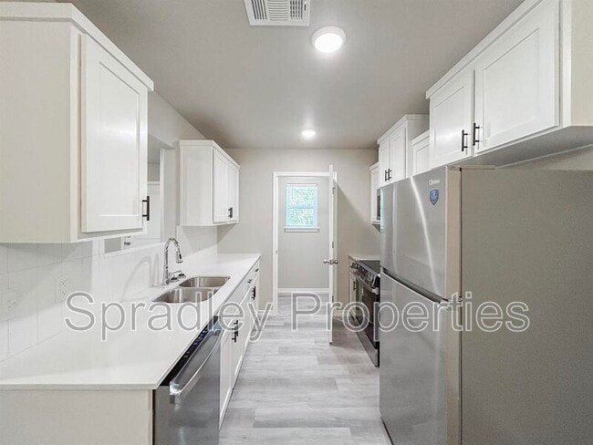 Building Photo - 222 Melissa St