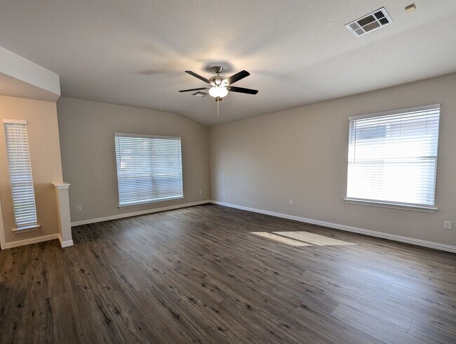 Building Photo - Great Location in Block House Creek / Lean...