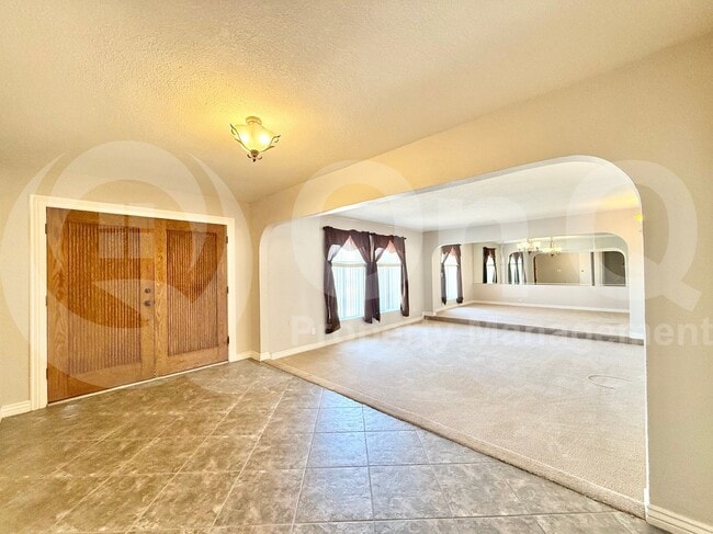 Building Photo - 5539 E Bloomfield Rd