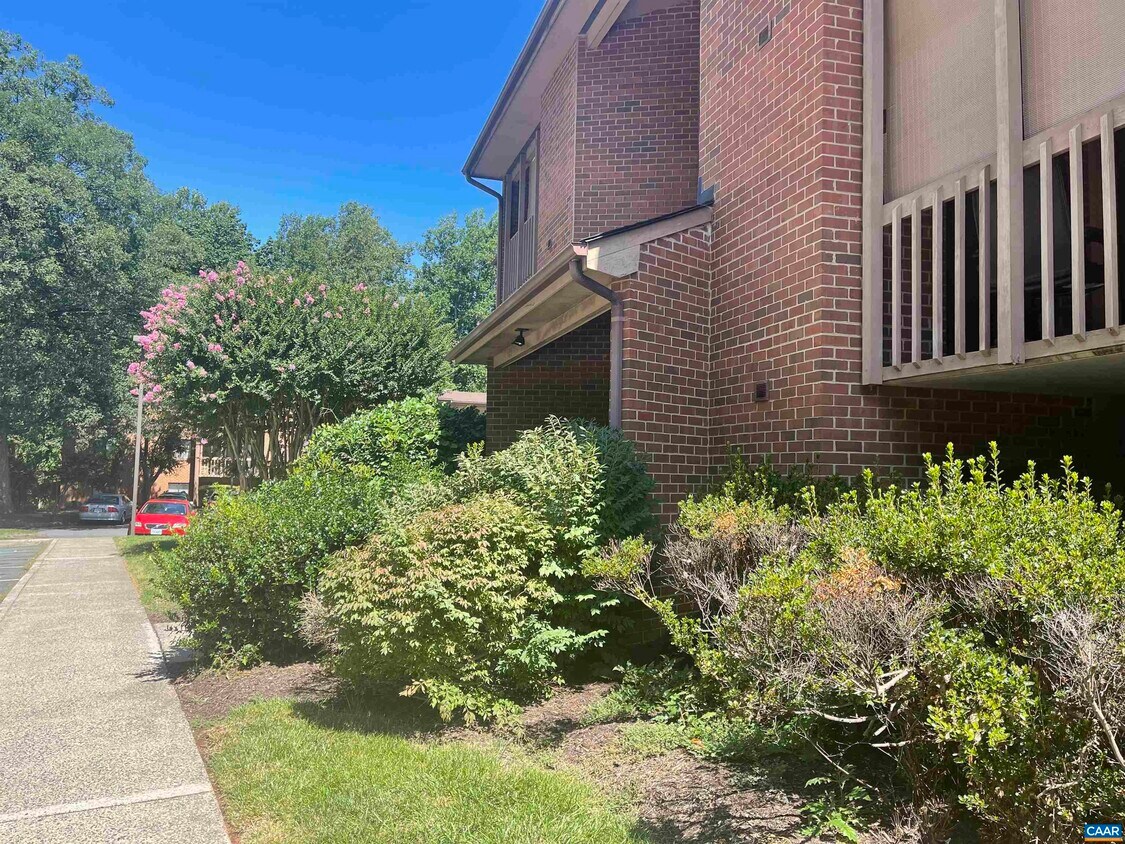 Primary Photo - 123 Turtle Creek Rd