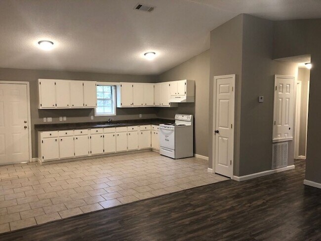 Building Photo - Renovated 3 Bedroom 2 Bath Home for Rent!