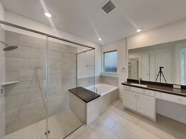 Photo - LIVING IN LUXURY! House