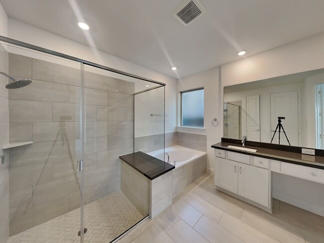 Foto del edificio - LIVING IN LUXURY!