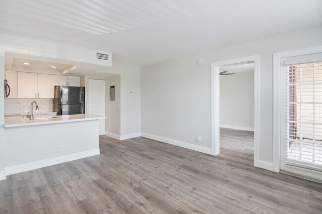 Foto del edificio - ONE BEDROOM ONE BATHROOM! WATERFRONT COMMU...