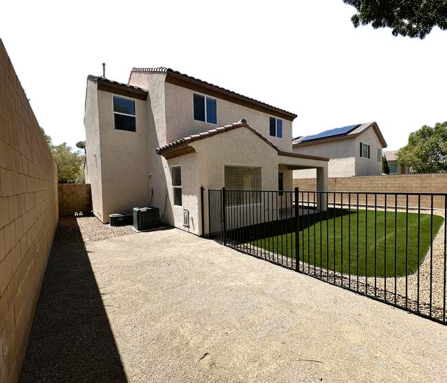 Building Photo - 2664 Strichen Ave