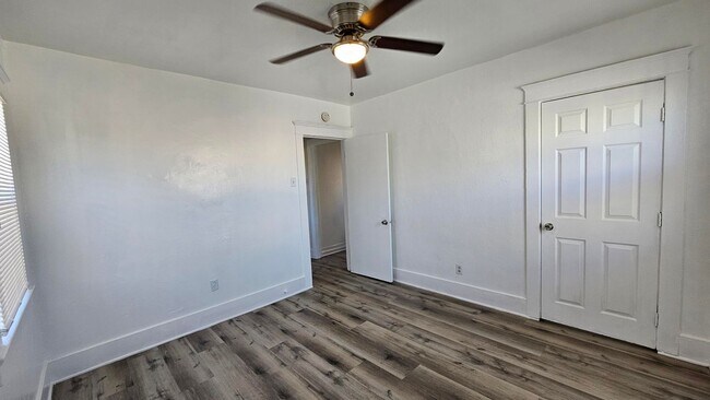 Building Photo - **519 E 17th St Long Beach** Upstairs 2 bedroom 1 bath** 2 weeks free OAC**