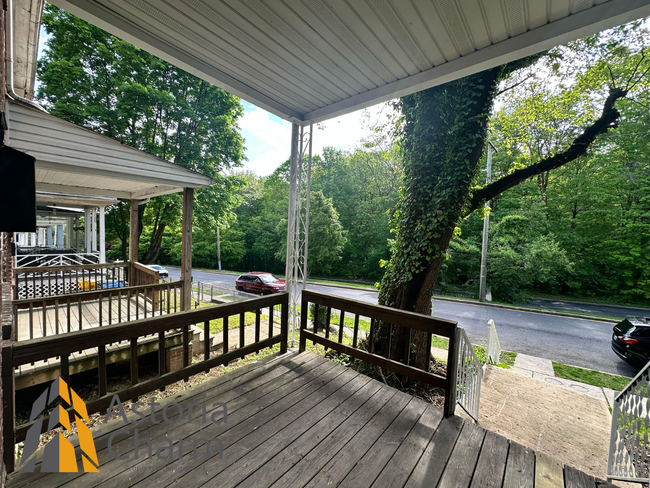 Building Photo - 4 bedroom 1 bath or 3 bedroom + den AVAILA...