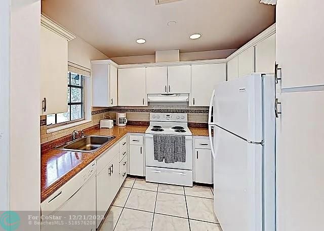 Building Photo - 1750 N Riverside Dr
