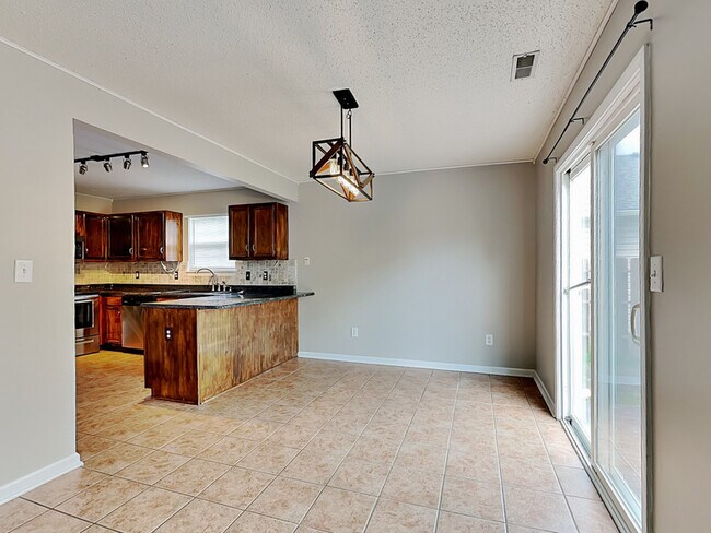 Building Photo - 15382 Ten Point Dr
