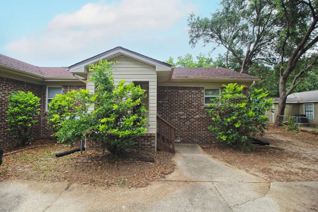 Foto principal - Updated 1-Bedroom Duplex in Bellview – New...
