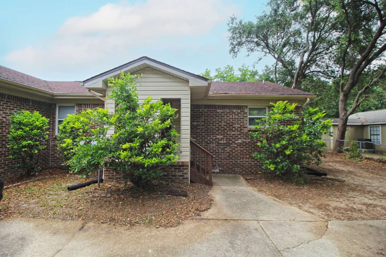 Primary Photo - Updated 1-Bedroom Duplex in Bellview – New...