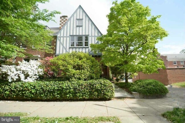 Building Photo - Beautiful 3 Bedroom Abode w/ Bountiful Yar...