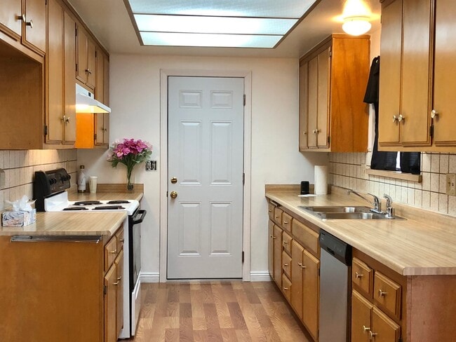 Kitchen - 888 Ponderosa Dr