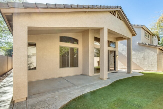 Foto del edificio - AVAILABLE EARLY APRIL: Gorgeous 3 Bedroom ...