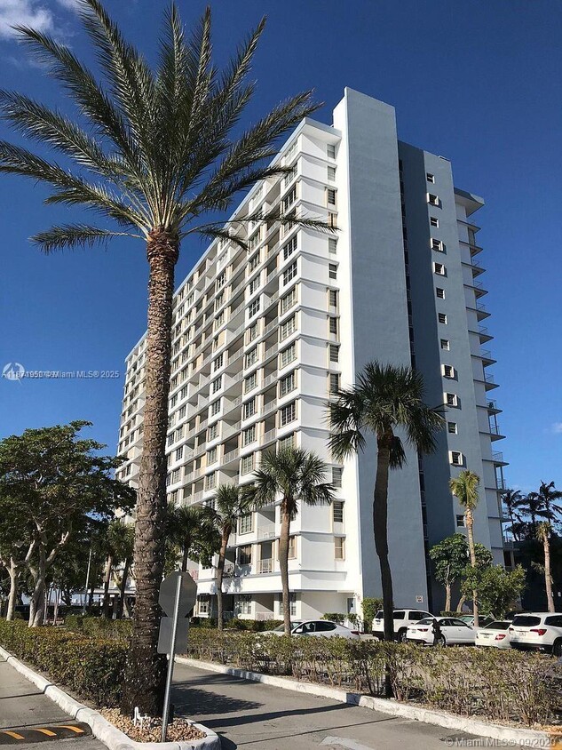 Foto principal - 1865 79th Street Causeway