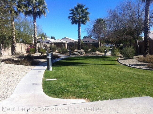 Building Photo - 3 br, 2.5 bath House - 10050 E CARMEL AVE