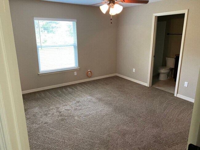Building Photo - Impeccable Rental