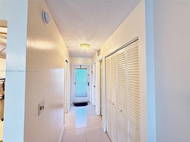 Foto del edificio - 8900 Washington St