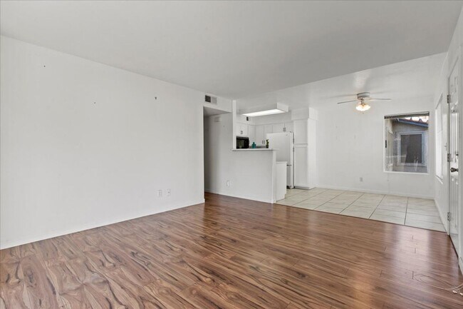Foto del edificio - Bright, Modern 2 Bedroom Upstairs Condo, Community Pool, Gated, Covered Parking