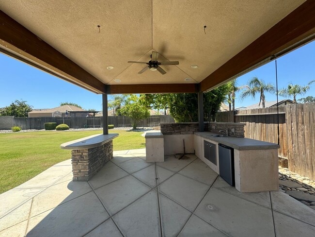 Building Photo - Gorgeous NW Bakersfield home with pool!