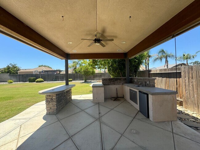 Foto del edificio - Gorgeous NW Bakersfield home with pool!