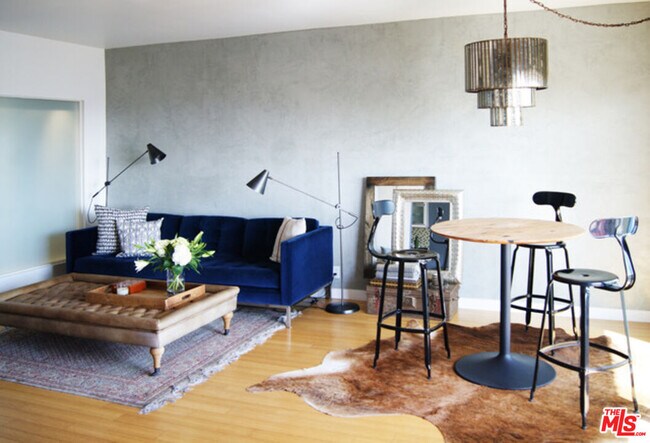 Foto del edificio - 1131 Alta Loma Rd