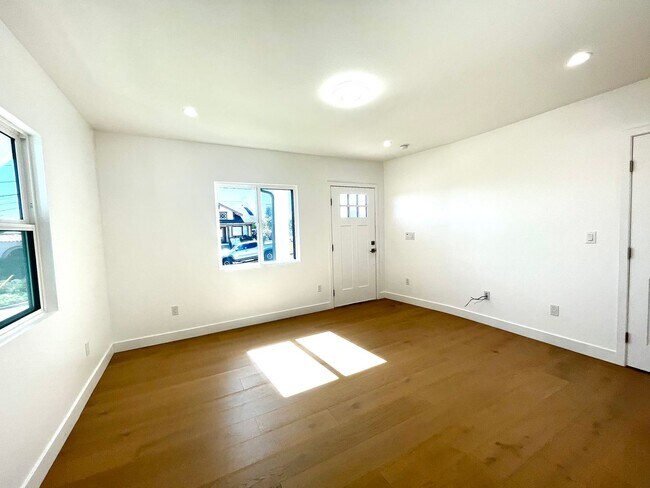 Building Photo - 624