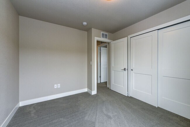 Building Photo - Beautifully and Modern 4bd,4ba Home W/ Hot...
