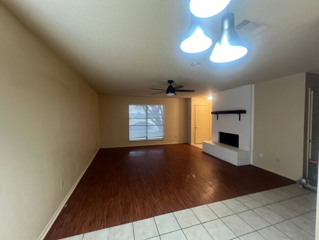 Foto del edificio - 3/2 Hewitt, TX Duplex