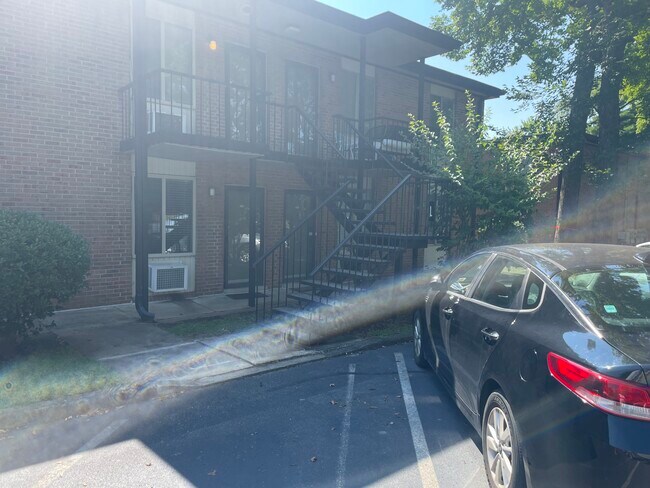 Estacione en su puerta. - 2601 Hillsboro Pike