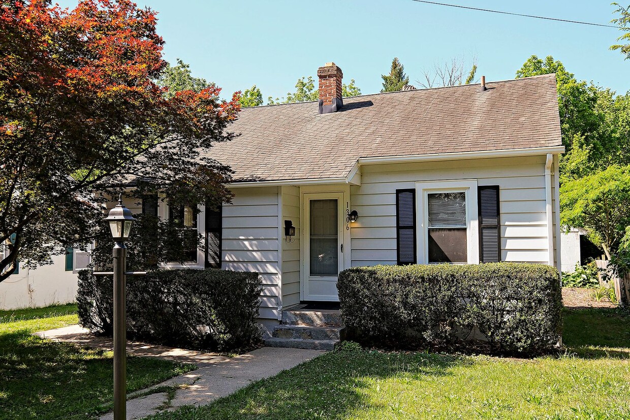 Charming Woolen Mills Home Near Meade Park - Charming Woolen Mills Home Near Meade Park