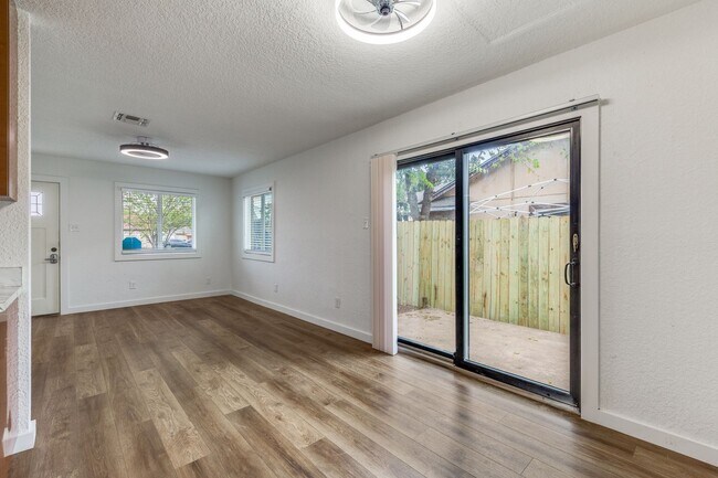 Foto del edificio - Charming 3-bedroom duplex nestled in the heart of the Great Northwest